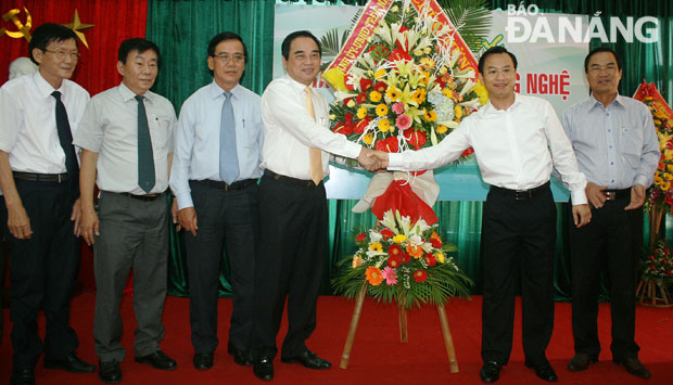 Bí thư Thành ủy Nguyễn Xuân Anh tặng hoa chúc mừng cán bộ Liên hiệp các Hội Khoa học và Kỹ thuật Đà Nẵng