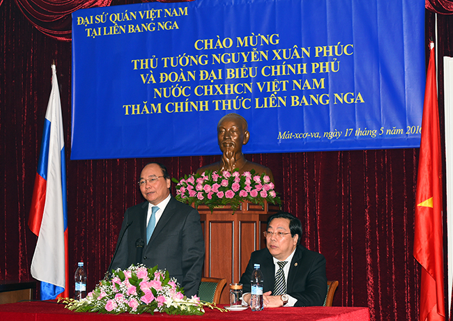 Thủ tướng Nguyễn Xuân Phúc nói chuyện với cán bộ, nhân viên Đại sứ quán Việt Nam tại Nga.