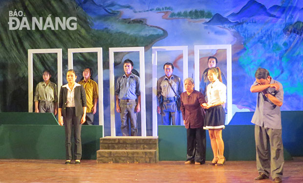 Một cảnh trong vở ca kịch Chuyện tình bên dòng sông Thu do Hội Nghệ sĩ sân khấu thành phố biểu diễn năm 2015. 