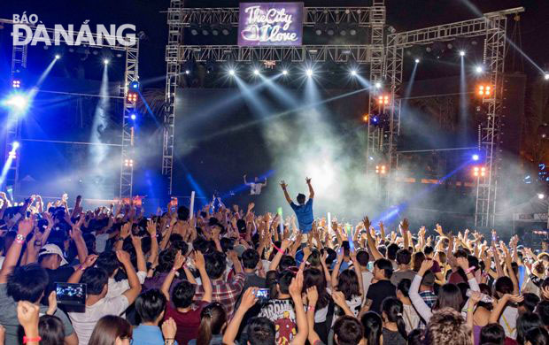 Sự cuồng nhiệt của người dân và du khách tại các bãi biển Đà Nẵng được các DJ đẳng cấp thế giới đánh giá rất đặc biệt.