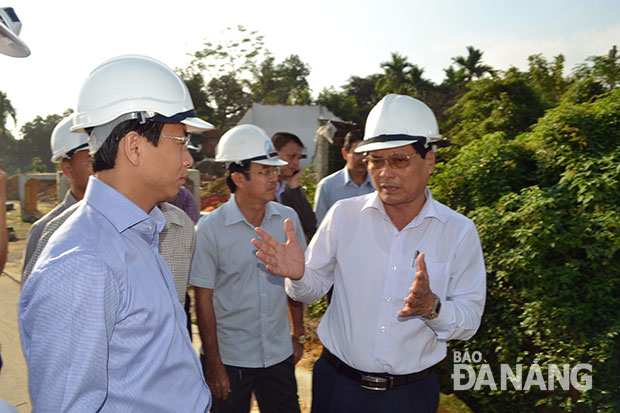 Bí thư Thành ủy Nguyễn Xuân Anh (bên trái) trong một chuyến kiểm tra công tác quy hoạch, phát triển hạ tầng tại quận Liên Chiểu.