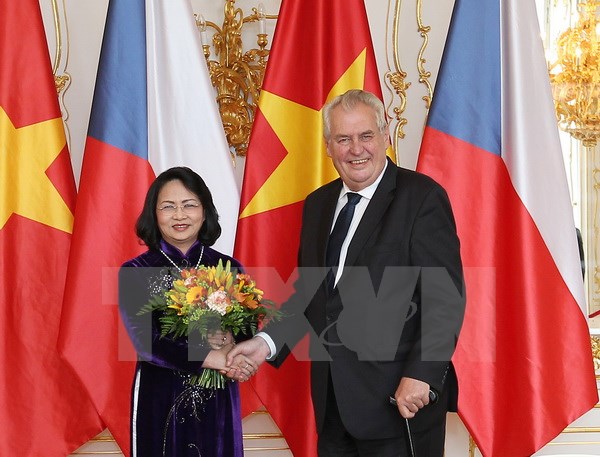 Tổng thống Cộng hòa Séc Miloš Zeman tiếp Phó Chủ tịch nước Đặng Thị Ngọc Thịnh. (Ảnh: Quang Hải/TTXVN)