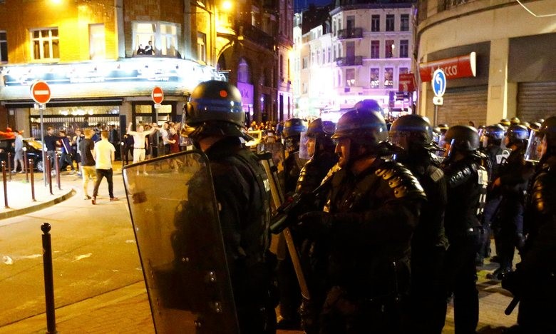   Theo phóng viên Telegraph tại hiện trường, cảnh sát Pháp nhiều lần dùng dùi cui và hơi cay để giải tán đám đông.   Một số người trèo lên biển chỉ đường. Ảnh: AP 