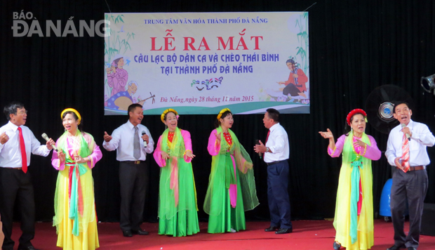 Một tiết mục biểu diễn của Câu lạc bộ Dân ca và chèo Thái Bình thành phố Đà Nẵng tại lễ ra mắt. 								      Ảnh: NGỌC HÀ