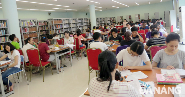 Đông đảo học sinh, sinh viên đến thư viện trong dịp hè để học bài, đọc sách. Ảnh: NGỌC HÀ