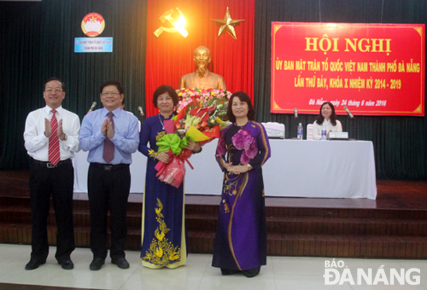 Phó Bí thư Thường trực Thành ủy Võ Công Trí tặng hoa chúc mừng bà Đặng Thị Kim Liên, tân Chủ tịch Ủy ban MTTQ Việt Nam thành phố (thứ hai từ phải sang).