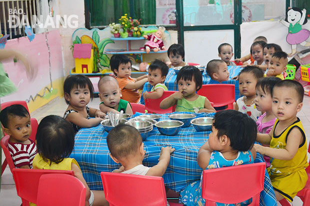 Không dễ để các bé có một suất học tại trường mầm non công lập.  Trong ảnh: Giờ ăn của các bé ở Trường mầm non Bạch Dương, quận Ngũ Hành Sơn. 				Ảnh: PHƯƠNG TRÀ