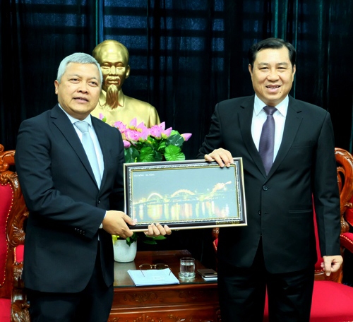 Indonesian Ambassador Ibnu Hadi (left) and Chairman Tho (Photo: danang.gov.vn)