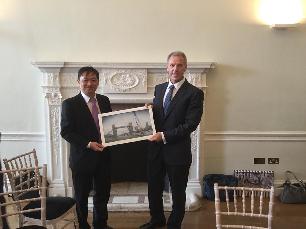 Vice Chairman Dung (left) and one of the British businesspeople 