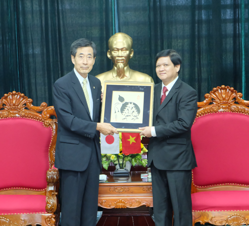 Chairman Nakamura (left) with Vice Chairman Trung …