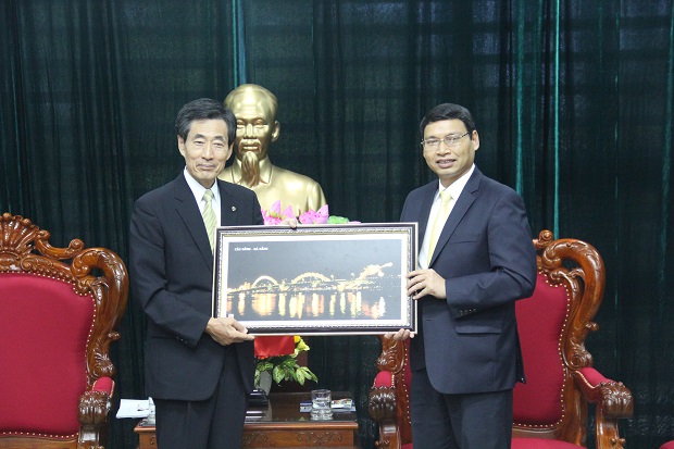 … and Vice Chairman Minh (right)