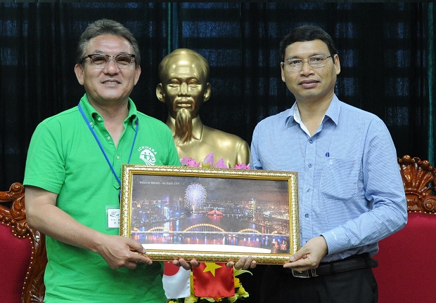 Vice Chairman Minh (right) presenting a memento to Mayor Koide