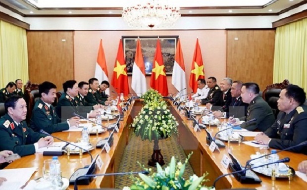 The talks between the Vietnamese and Indonesian defence officers on August 8 (Photo: VNA)