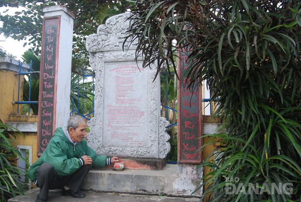 Lão làng Đinh Trọng Tuyên bên bia di tích dinh trấn Thanh Chiêm được lập nhân di tích này được công nhận di tích lịch sử năm 2001.