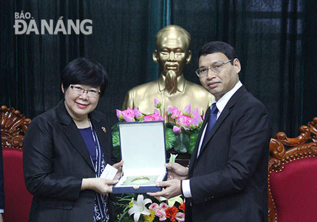 Vice Chairman Minh (right) presenting a memento to Ms Samanvorawong