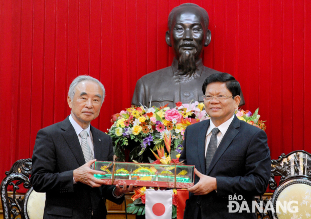 President Ohta (left) and Deputy Secretary Tri