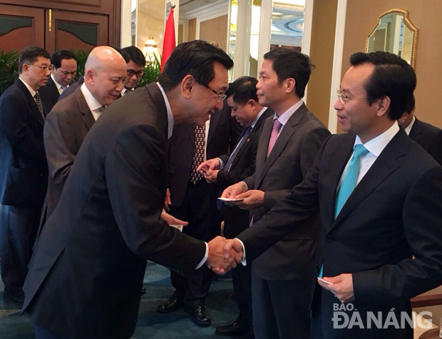 Secretary Anh (right) meeting with leaders of Sembcorp Industries 
