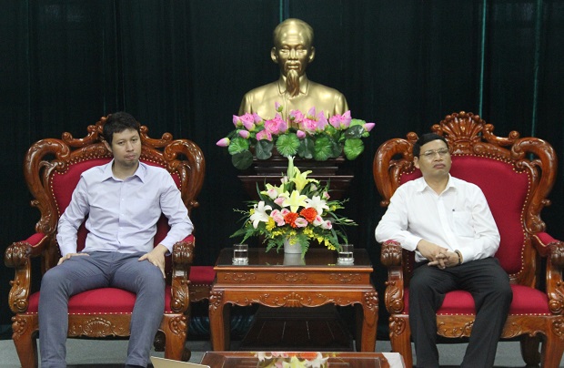  Mr Mellor (left) and Vice Chairman Minh 