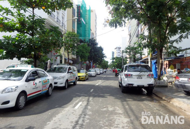 Hàng xe du lịch, taxi nối dài trên “phố khách sạn” của Phước Mỹ.