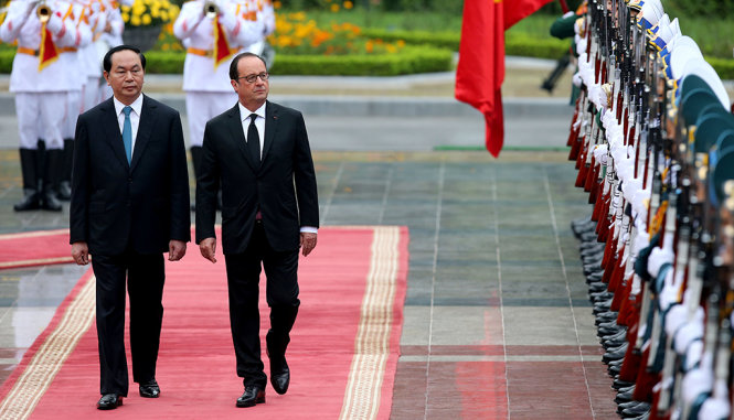 Chủ tịch nước Trần Đại Quang (trái) và Tổng thống Pháp François Hollande duyệt Đội danh dự Quân đội nhân dân Việt Nam tại Lễ đón sáng nay ở Hà Nội - Ảnh: REUTERS