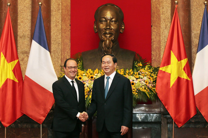 Tổng thống François Hollande (trái) và Chủ tịch nước Trần Đại Quang tại Phủ Chủ tịch - Ảnh: REUTERS