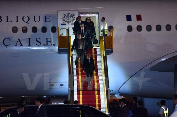 French President Francois Hollande arrives in Hanoi's Noi Bai International Airport. (Photo: VNA) 