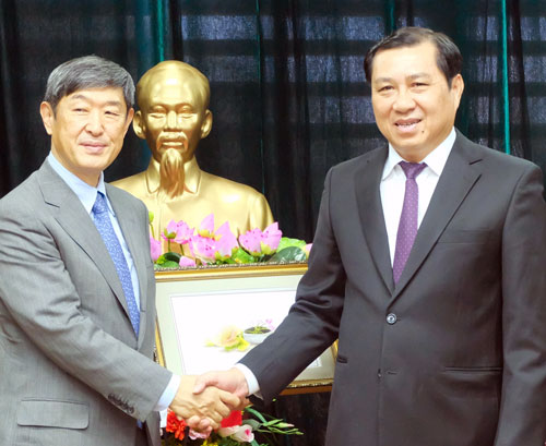 Chủ tịch UBND thành phố Huỳnh Đức Thơ tiếp ông Kitaoka Shinichi, Chủ tịch Cơ quan Hợp tác quốc tế Nhật Bản (JICA). Ảnh: QUỲNH ĐAN