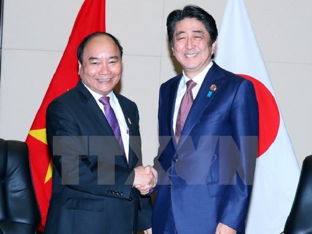 Prime Minister Nguyen Xuan Phuc (F) and Japanese PM Shinzo Abe (Photo: VNA)