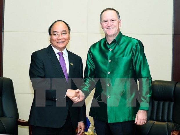 PM Minister Nguyen Xuan Phuc (F) and PM John Key (Photo: VNA)