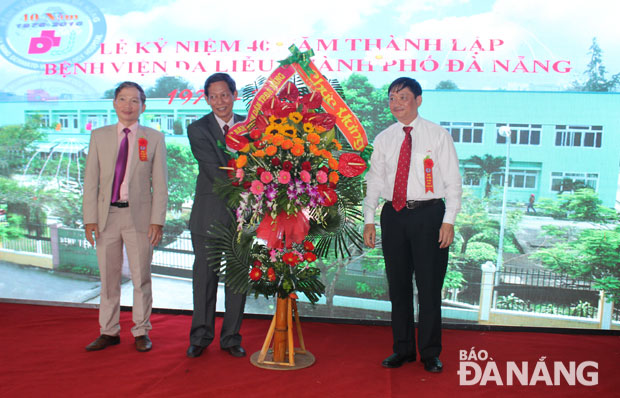 Phó chủ tịch UBND thành phố Đặng Việt Dũng tặng hoa chúc mừng lãnh đạo bệnh viện Da liễu thành phố Đà Nẵng