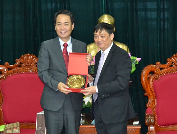 Vice Chairman Dung (right) presenting a memento to Chairman Hiranuma