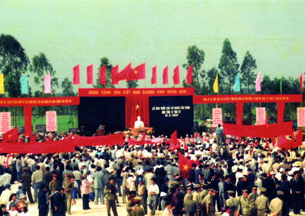 Lễ đón tiếp các cơ quan ở Đà Nẵng vào công tác tại Tam Kỳ ngày 21-2-1997.                                       Ảnh: THU THỦY