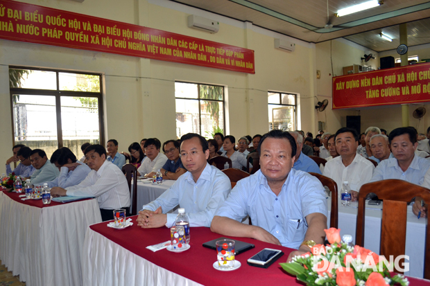Bí thư Thành ủy Nguyễn Xuân Anh (thứ hai, phải sang) dự buổi tiếp xúc cử tri 