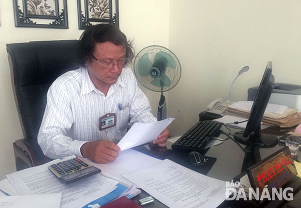 Ông Phan Hùng, Hiệu trưởng Trường THPT Trần Phú, rà soát lại danh sách cán bộ, giáo viên bị đóng thiếu bảo hiểm xã hội.