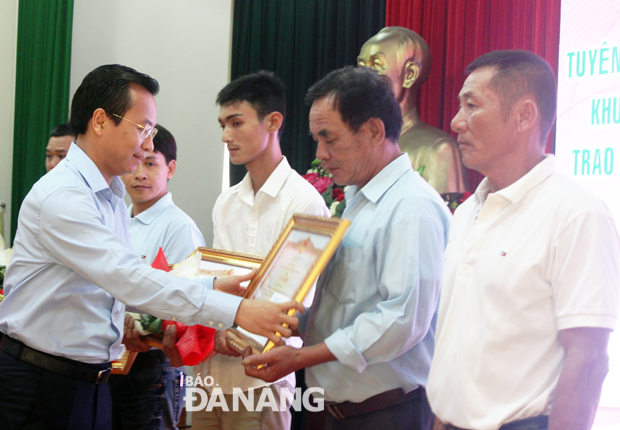 Thừa ủy nhiệm Thủ tướng Chính phủ, Bí thư Thành ủy Nguyễn Xuân Anh trao Bằng khen của Thủ tướng Chính phủ cho các tập thể, cá nhân.
