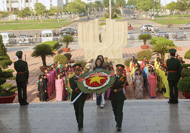 Đoàn Đại biểu phụ nữ tham dự Đại hội đại biểu Hội LHPN thành phố nhiệm kỳ 2016 - 2021 dâng hương các anh hùng liệt sĩ sáng 5-10, tại Đài Tưởng niệm thành phố.