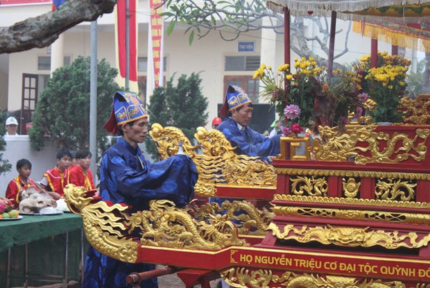 Lễ Rước kiệu là một trong nét chung của lễ hội Kỳ phúc ở Quỳnh Đôi và Hà Lương. Nguồn: Internet