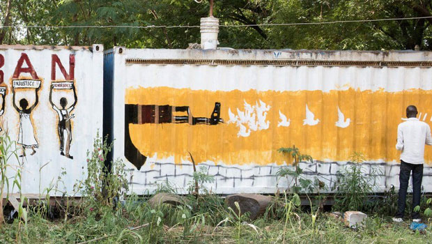 Những bức tranh được vẽ lên thùng container hay tường rào trên khắp thủ đô Juba như thông điệp kêu gọi hòa bình cho đất nước Nam Sudan.