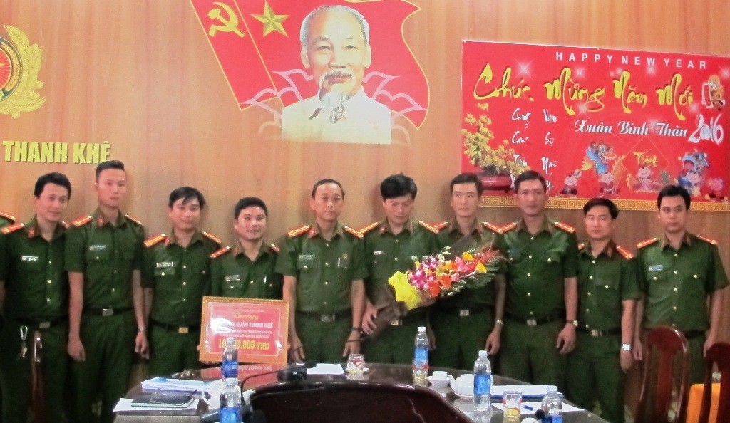 Thừa ủy quyền của Chủ tịch UBND thành phố Đà Nẵng, Đại tá Trần Mưu (thứ 5 từ trái qua) đến thưởng nóng 10 triệu đồng cho Công an quận Thanh Khê.