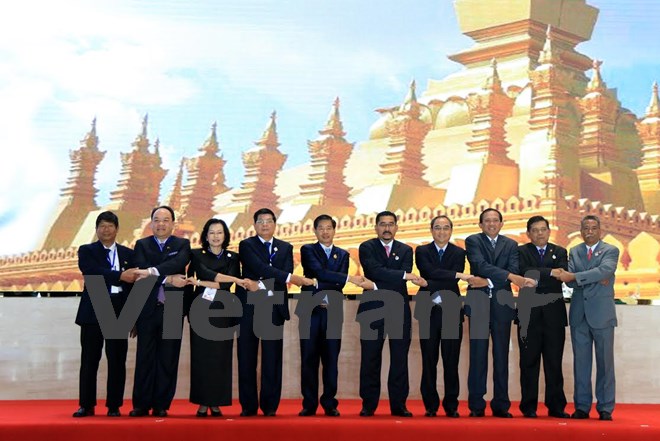 Các Thống đốc, Thị trưởng, Đại diện cho 10 thủ đô đến từ các nước ASEAN chụp ảnh chung tại Hội nghị. (Ảnh: Phạm Kiên/Vietnam+)