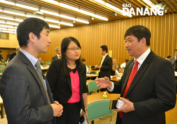 Phó Chủ tịch UBND thành phố Đặng Việt Dũng trao đổi với doanh nghiệp Nhật Bản tại hội thảo. Ảnh: VIỆT DŨNG