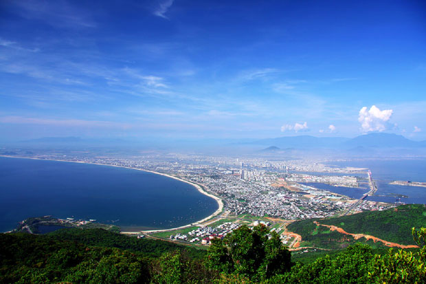 Đô thị phía đông thành phố nhìn từ bán đảo Sơn Trà.