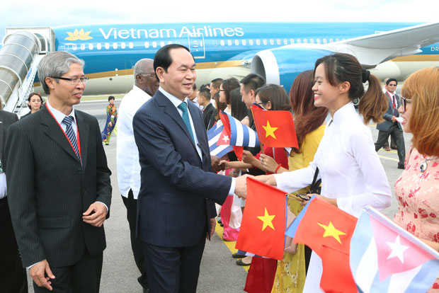 Cán bộ, nhân viên Đại sứ quán, lưu học sinh Việt Nam tại Cuba đón Chủ tịch nước Trần Đại Quang tại sân bay quốc tế Jose Marti. Ảnh: TTXVN