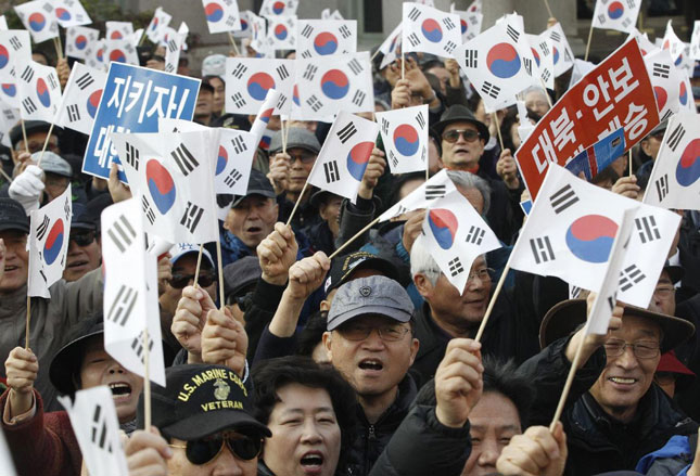 Những người ủng hộ Tổng thống Park Geun-hye tuần hành ở Seoul ngày 17-11.          			   Ảnh: AP