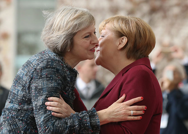 Các nhà lãnh đạo Mỹ, Anh, Pháp, Đức, Ý và Tây Ban Nha đã gặp gỡ tại thủ đô Berlin để bàn về các vấn đề của châu Âu.  Trong ảnh: Thủ tướng Đức Angela Merkel (phải) chào đón người đồng cấp Anh Theresa May.  		  Ảnh: Getty Images