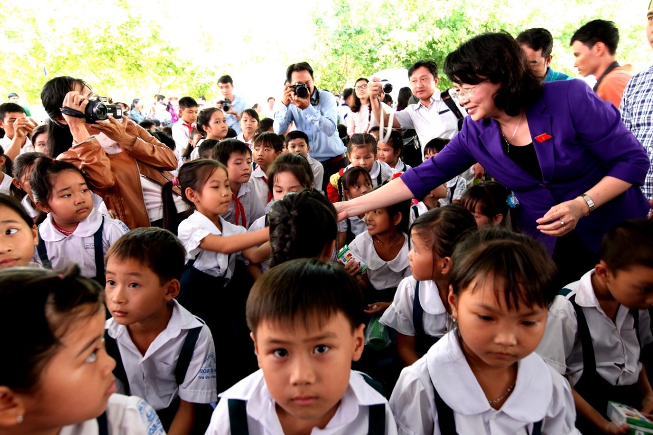 Bà Đặng Thị Ngọc Thịnh – Ủy viên BCH Trung ương Đảng, Phó Chủ tịch nước CHXHCNVN trao tặng sữa trực tiếp cho các em học sinh tại Vĩnh Long.