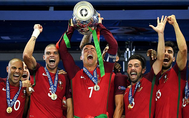 Ở ĐTQG, Ronaldo cùng các đồng đội vô địch EURO 2016.