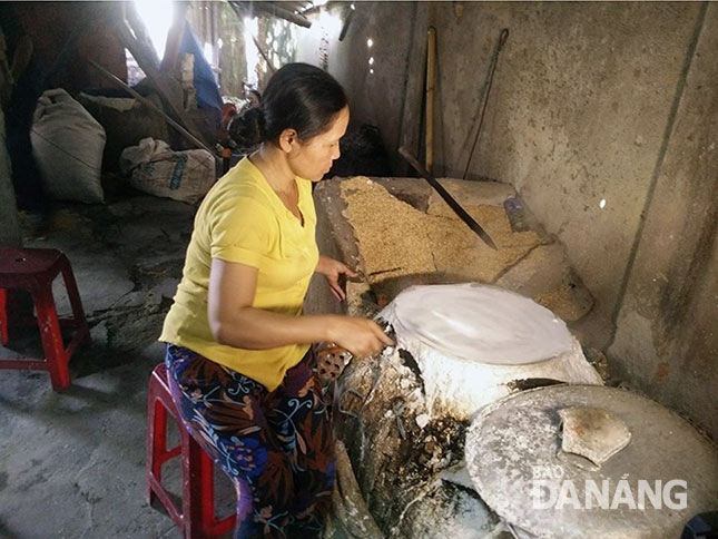 Công việc tráng mì mang lại cho chị Nguyễn Thị Cúc nguồn thu ổn định.