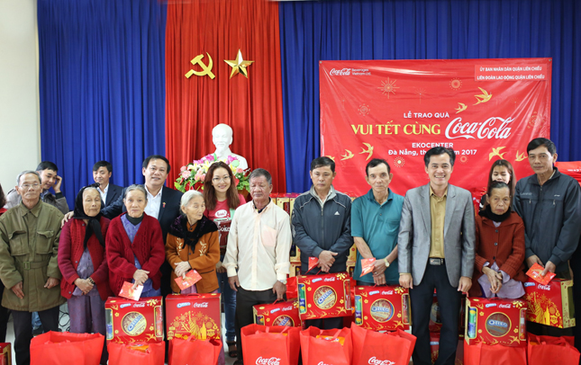 Đại diện Coca-Cola trao quà cho người dân ở tỉnh Đà Nẵng