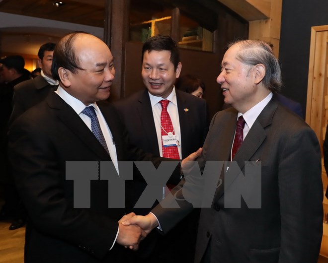 Thủ tướng Nguyễn Xuân Phúc với đại diện các doanh nghiệp. (Ảnh: Thống Nhất/TTXVN)